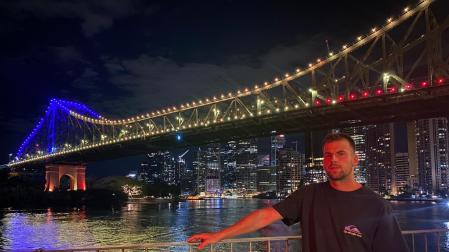 Rubén Sánchez durante su estancia en Australia en el Puente Story, que cruza el río Brisbane.