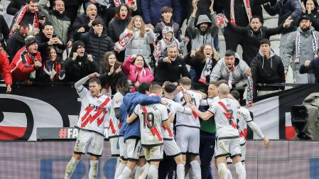 Los jugadores del Rayo celebran con su grada el segundo tanto que remontaba el marcador contra el Girona /