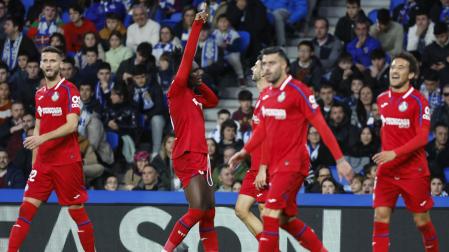 El delantero del Getafe Christantus Uche celebra el primer tanto de su equipo en el Reale Arena
