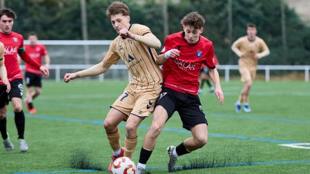El extremo del Eibar B Hugo García, autor del 0-1, pugna por el balón con Javi Amadoz, del Subiza