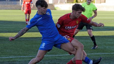 Jesús Hoyos, futbolista del Izarra, pugna por el balón con Óscar Vacas