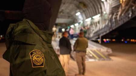 Avión para el traslado de migrantes