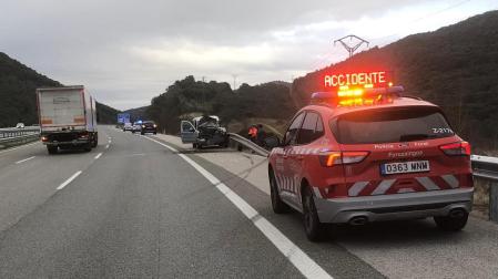 Tres heridos en una salida de vía en la AP-15 en Izurdiaga