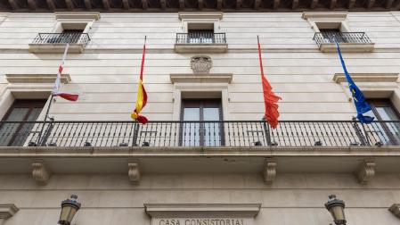 Banderas recogidas en la fachada del Ayuntamiento de Tudela, uno de los 272 que tiene Navarra