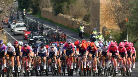 Imagen del pelotón a su paso por Santa María del Camí, durante la tercera prueba Binissalem - Port d Andratx de la II Garden Hotels-Luxcom Challenge Ciclista Mallorca