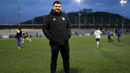 Ivan Markov, entrenador del primer equipo del Burladés y del conjunto de Liga Nacional, en el campo de fútbol de Erripagaina