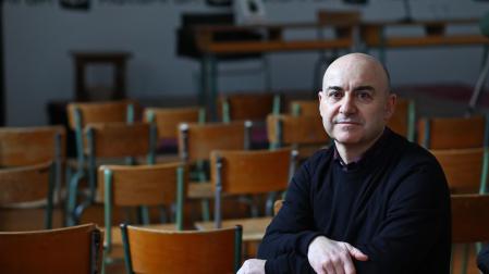 El historiador Eduardo Martínez Lacabe, en la librería Katakrak de Pamplona, donde presentó su biografía sobre Mariano Sáez Morilla