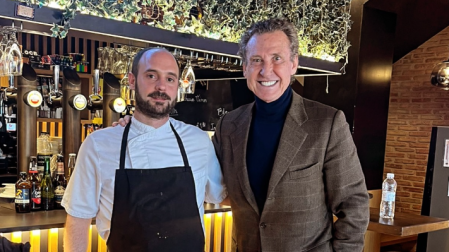 Martín Goñi Nogués posa junto a Jorge Valdano en el hotel restaurante casa Luisa de Ayegui