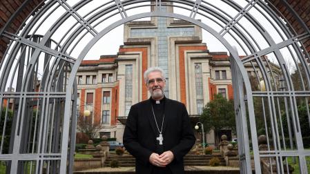 El obispo Luis Marín, frente al Seminario San Miguel de Pamplona, el sábado 25 de enero.