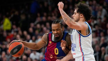 El base estadounidense del Barça Kevin Punter (i) juega un balón ante Shane Larkin, del Anadolu, durante el partido de la Euroliga de baloncesto que Barcelona y Anadolu Efes