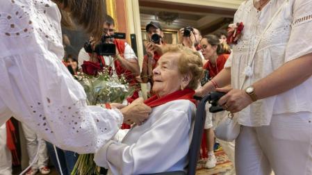 Herminia León Ruiz recibe el pañuelo en la Casa Consistorial en el día de los mayores en los pasados Sanfermines