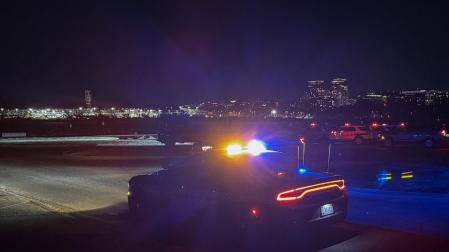 Integrantes del departamento de Policía de Washington DC trabajan en la zona de un accidente aéreo este miércoles, en Washington (EE.UU.)