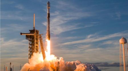 Fotografía tomada de la red social X de la cuenta oficial SpaceX (@SpaceX) del cohete Falcon 9 despegando este miércoles con el SpainSat NG I, en Cabo Cañaveral (Estados Unidos)