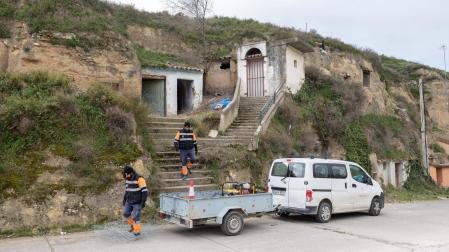 Operarios de la Brigada de Obras de Valtierra acudieron ayer a reparar las puertas de las cuevas ocupadas