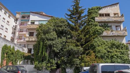 Edificio abandonado en el paseo de La Inmaculada, que se derribará en una ordenación de la unidad que contempla también edificar en este solar de aparcamientos.