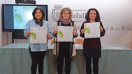 Desde la izda., Maite Berrocal, y las concejalas Patricia Fernández y Maitane Fernández