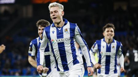 El delantero islandés de la Real Sociedad Orri Óskarsson celebra tras anotar su segundo gol