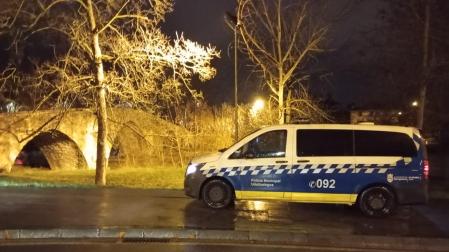 Una furgoneta de la Policía Municipal de Pamplona controla el nivel de los ríos esta madrugada en Pamplona