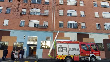 Los bomberos han desalojado a las personas que se encontraban en el interior del edificio de la Unidad de Barrio de la Rochapea