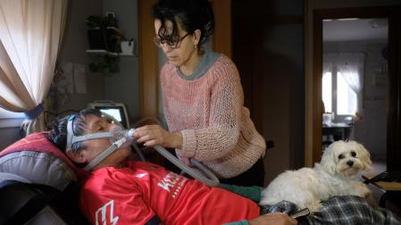 27 DE ENERO DE 2025. María García conecta el respirador a su marido, Carlos Ardanaz Baigorri, El Puma de Olite.