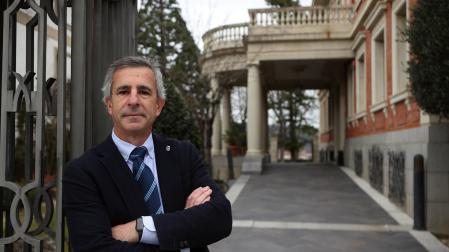 Tomás Rubio Vela, presidente del Colegio de Médicos de Navarra, en la sede de la entidad.