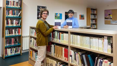 La poeta Blanca Eslava y la gestora cultural Kati Leatxe, en la biblioteca de Villafranca