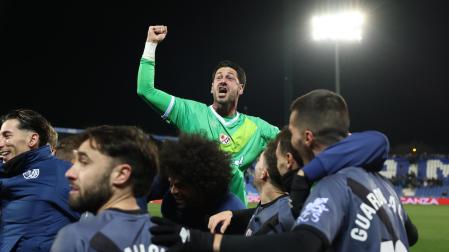 El guardameta del Rayo Vallecano, Augusto Batalla, celebra con sus compañeros la victoria contra el Leganés