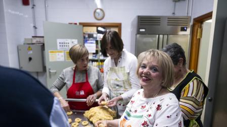 Así cocinan las rosquillas de San Blas de Burlada la asociación de mujeres de la localidad.