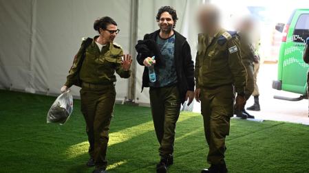 El rehén de canje israelí-francés Ofer Calderón (c), a su llegada a una base militar al sur de Israel este sábado