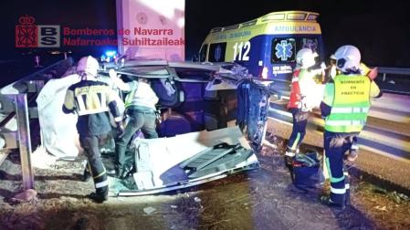 Efectivos de bomberos trabajan en el rescate de dos heridos en un accidente en la A-12