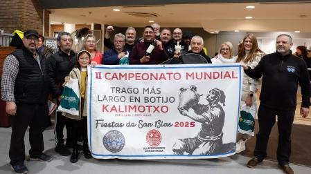 Ganadores y organizadores del II Concurso de Trago Más Largo en Botijo