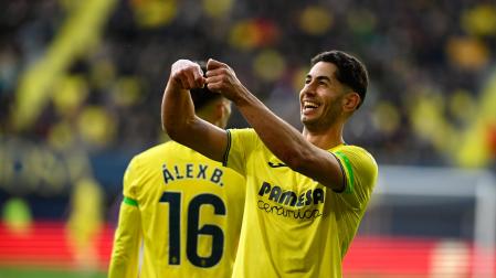 El delantero del Villareal Ayoze Pérez celebra el primer gol de su equipo durante el partido de LaLiga entre el Villarreal y el Valladolid