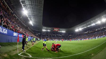 La piña de los jugadores de Osasuna al marcar el segundo gol en un Sadar entregado