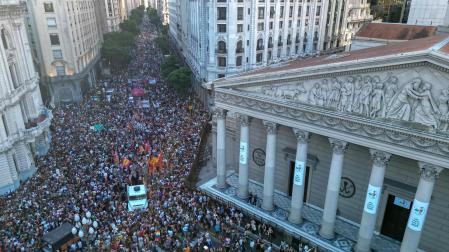 Fotografía aérea que muestra personas manifestándose durante una marcha convocada por colectivos LGTBI+ argentinos, este sábado en Buenos Aires (Argentina)