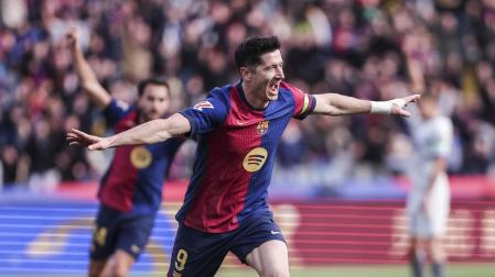 Robert Lewandowski celebra su tanto ante el Alavés