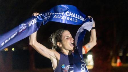 Verdeliss, celebrando su triunfo en la maratón nocturna disputada hoy en Perth, la tercera cita del desafío World Marathon Challenge