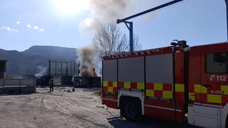 Evacuada una empresa de Irurtzun al producirse un incendio en un contenedor con plásticos