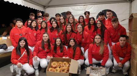 Los quintos que este año cumplen 18 años posan antes del reparto de roscos, nueces e higos secos