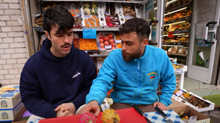 Sergio Bolaños (izda.) y Raúl Cardaba prueban la fruta del dragón.