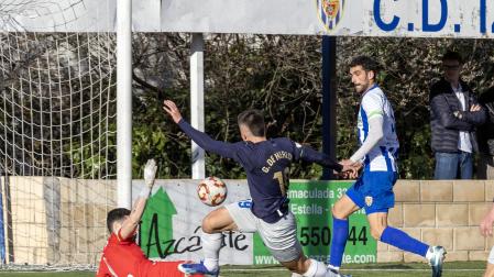 El portero del Izarra Ángel Fraga sale ante Aimar González de Heredia, del Alavés B