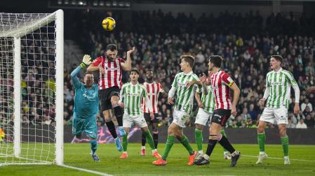 Un saque de esquina en el partido Betis - Athletic