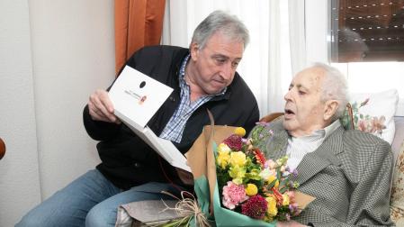 Joseba Asiron felicita a Manuel Larrión Ochotorena en su 100 cumpleaños