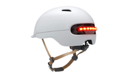Casco con luz recomendado para el uso de patinetes eléctricos