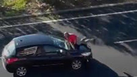 Buscan en Cáceres a un conductor que, tras discutir con un hombre, circuló unos 400 metros con él sobre el capó