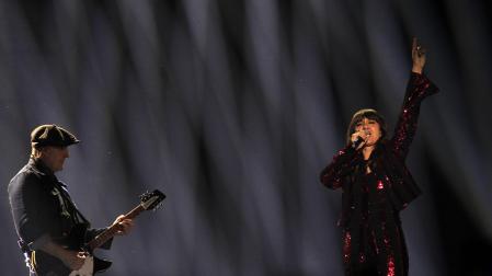 Juan Aguirre y Eva Amaral, en su actuación en el Benidorm Fest 2025, donde interpretó el tema 'Dolce Vita'