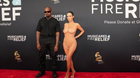 Kanye West y Bianca Censori sorprenden en los Grammy al posar ella casi desnuda