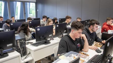 Estudiantes del grado en Ciberseguridad que ofrece la Universidad Euneiz, en su campus de Vitoria-Gasteiz