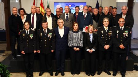 Foto de familia de las autoridades presentes en el acto junto con algunos de los agentes homenajeados /