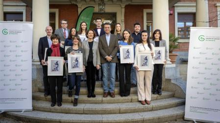 Investigadores que recibieron las ayudas de la AECC en la sede del Colegio de Médicos de Navarra. Izda a dcha (primera fila): Carmen Berasain, Ibone Labiano, Ruth Vera (jefa Oncología HUN), Juan Franco (presidente AECC-Navarra), Miryam Vacas, Iratxe Ugarte y Maite García. Detrás (izda a dcha): Alfonso Calvo, Matías Ávila, Maite Huarte, Maite Losarcos, Adrián Gil, Sofía Huerga y Julio José Jiménez.