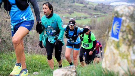Un grupo de participantes, por un tramo de Camino de Santiago, en la pasada edición del Trail Hiru Herri /